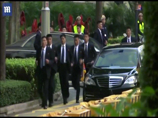 Kỹ năng ”thần sầu” của đội vệ sĩ chạy bộ quanh xe Kim Jong-un