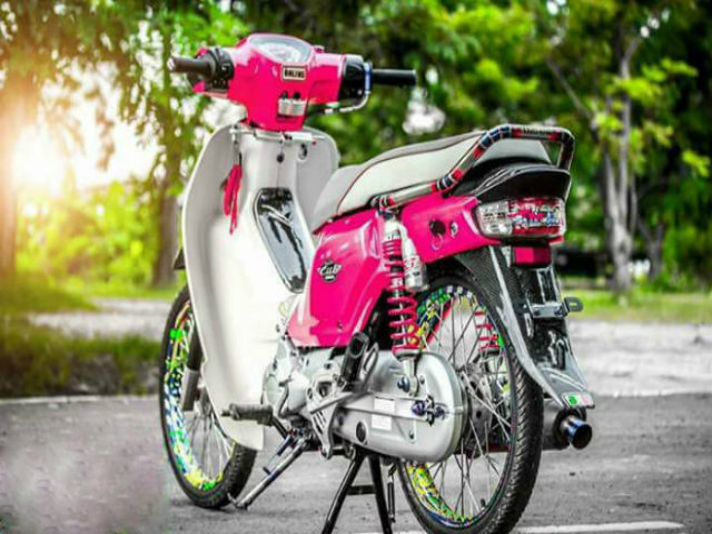 Huyền thoại Honda Dream độ loạt đồ chơi, màu hồng tươi