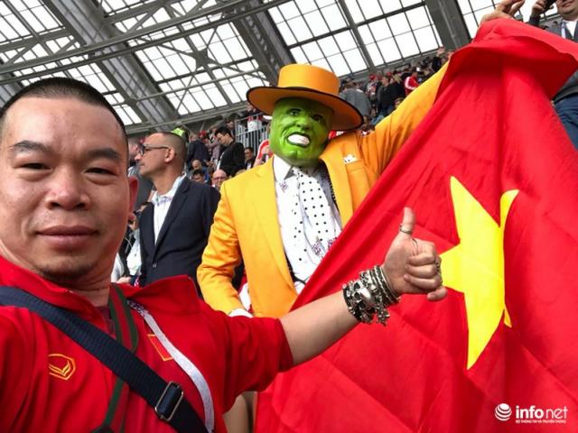 Quốc kỳ Việt Nam tung bay tại khai mạc World Cup 2018