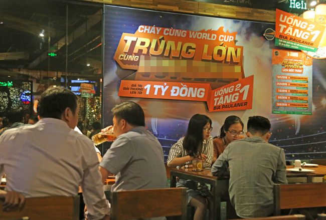 anh: suc nong world cup lan toa khap pho phuong ha noi hinh anh 14