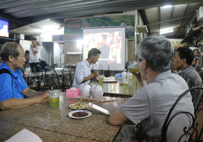 anh: suc nong world cup lan toa khap pho phuong ha noi hinh anh 15