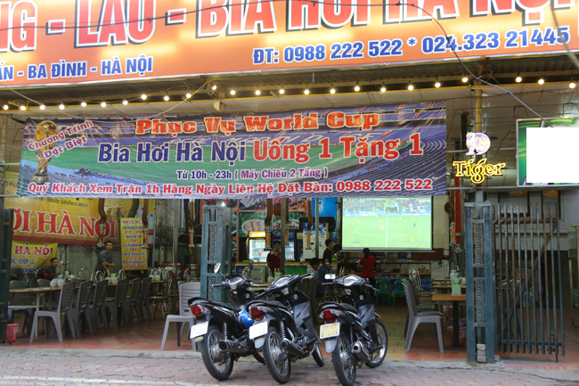 anh: suc nong world cup lan toa khap pho phuong ha noi hinh anh 5