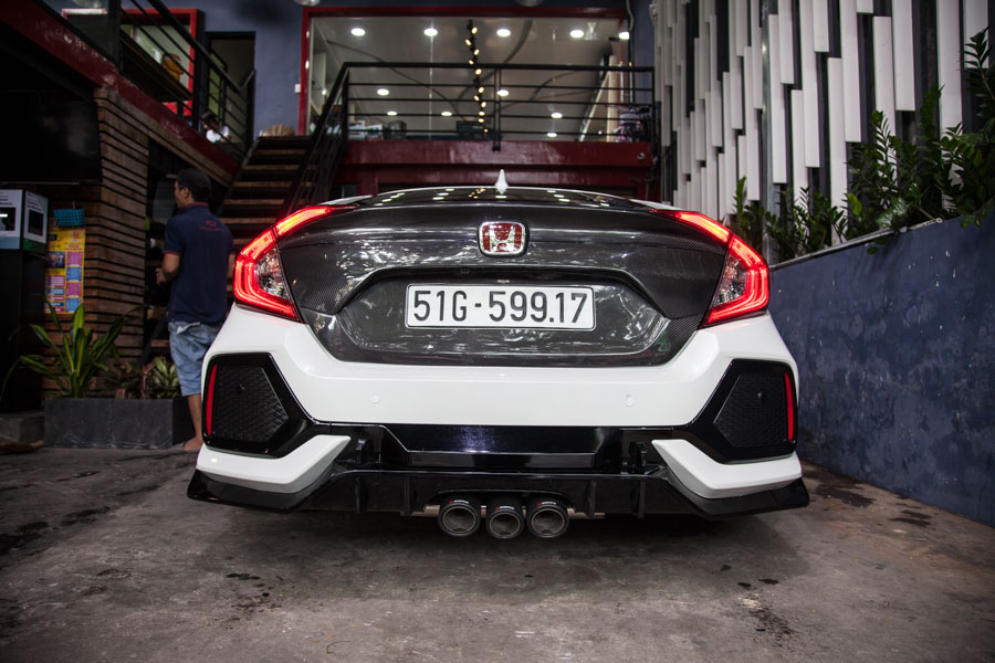 Ngắm Honda Civic độ phong cách Type R và dàn âm thanh khủng tại TP. HCM