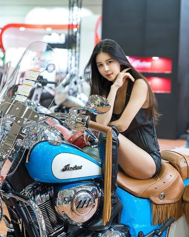 ngam nguoi dep tua nu than xu kim chi sexy ben moto hinh anh 10