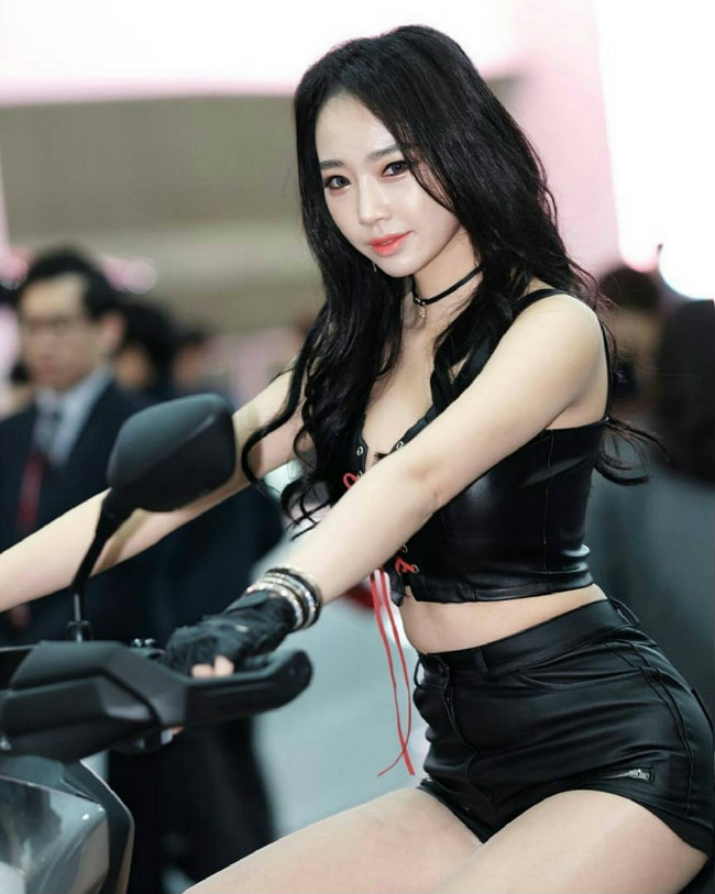 ngam nguoi dep tua nu than xu kim chi sexy ben moto hinh anh 15