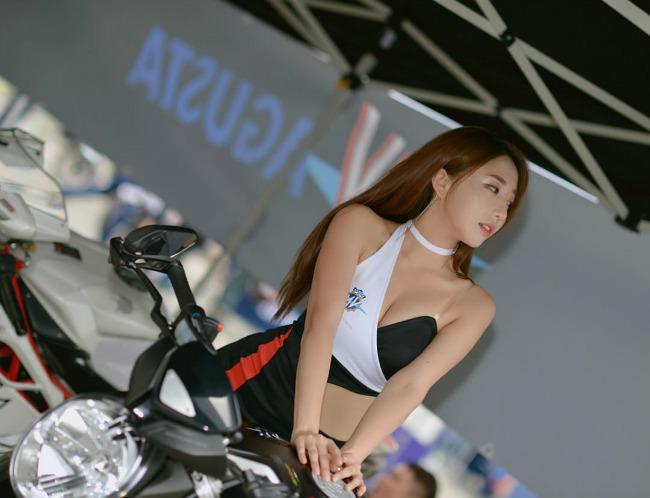 ngam nguoi dep tua nu than xu kim chi sexy ben moto hinh anh 2