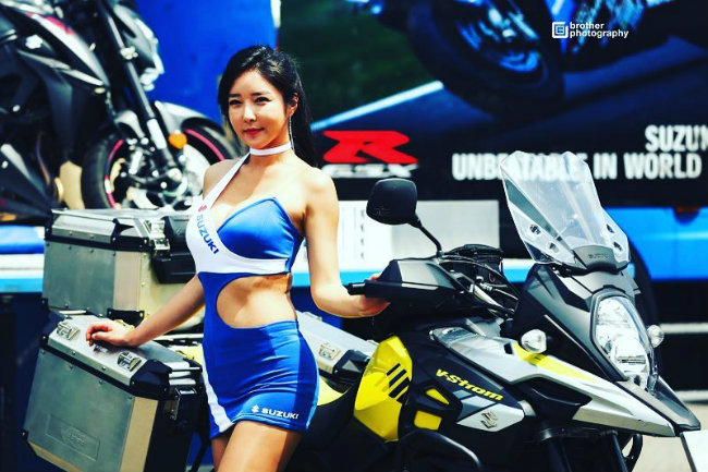 ngam nguoi dep tua nu than xu kim chi sexy ben moto hinh anh 5