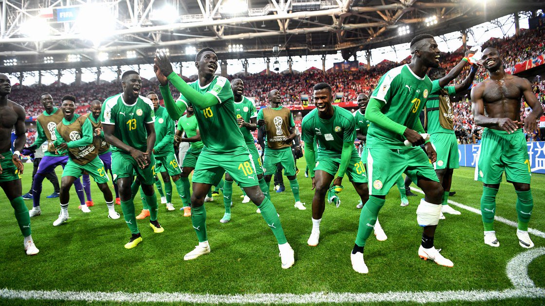 Cầu Thủ, Hlv Ăn Mừng Cực Ngầu Khi Senegal Đả Bại Ba Lan