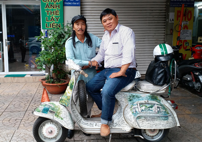 ngam chiec vespa co tien ty co gan 800 chu ky cua nha bao tren khap viet nam hinh anh 11