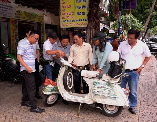 ngam chiec vespa co tien ty co gan 800 chu ky cua nha bao tren khap viet nam hinh anh 8