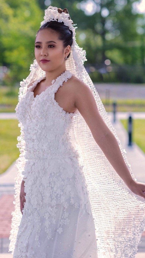Váy cưới hở ngực làm bằng giấy vệ sinh được nhận giải 10000 USD