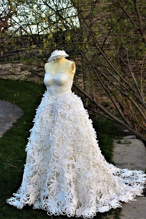 Váy cưới tuyệt đẹp từ... giấy vệ sinh | VTV.VN