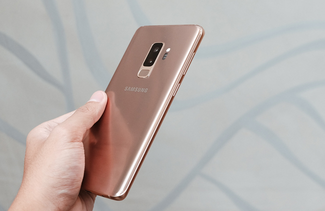 ngam galaxy s9+ ban hoang kim doi sac duoi anh sang hinh anh 2