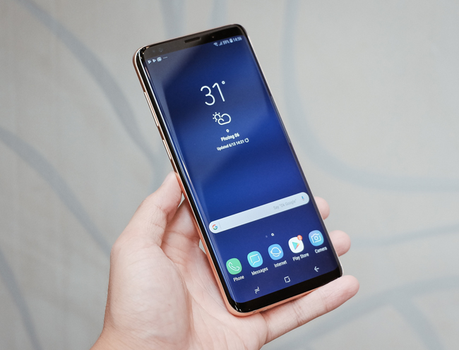 ngam galaxy s9+ ban hoang kim doi sac duoi anh sang hinh anh 8