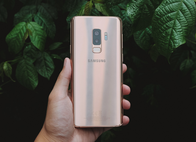 ngam galaxy s9+ ban hoang kim doi sac duoi anh sang hinh anh 12