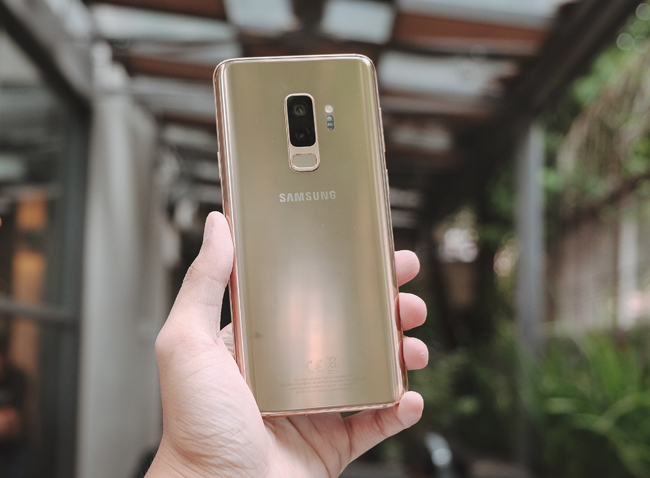 ngam galaxy s9+ ban hoang kim doi sac duoi anh sang hinh anh 15