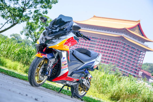 hoanh trang kymco ak550 ban do bo tot tay ban nha hinh anh 1