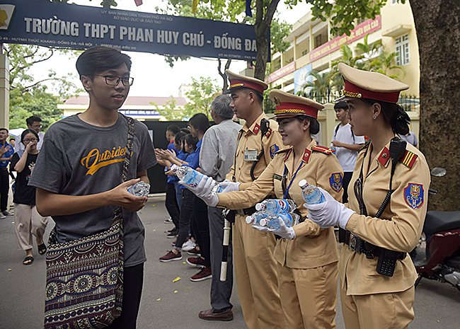 anh: nu csgt xinh dep an can chi dan, tiep nuoc si tu mua thi 2018 hinh anh 1