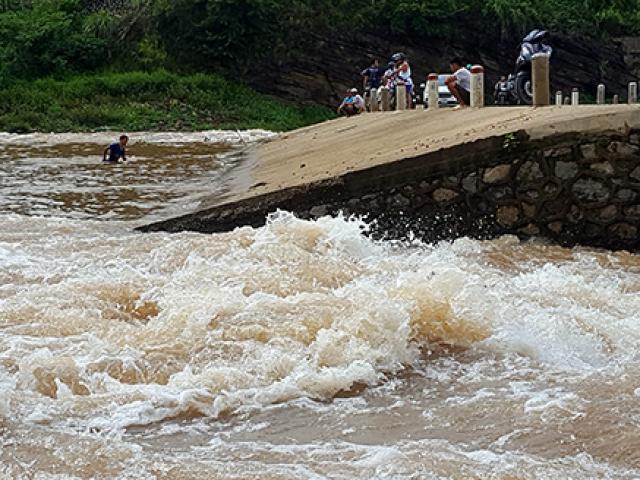Mặc tỉnh ra công điện khẩn về mưa lũ, người dân vẫn lội sông quăng chài