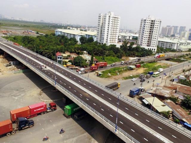 Cầu vượt trăm tỷ xóa nút giao thông “nuốt người” ở Sài Gòn thông xe