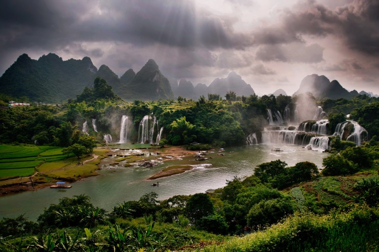 Việt Nam có nhiều kỳ quan thiên nhiên tuyệt đẹp, từ những thác nước ngoạn mục cho đến những hang động kỳ lạ. Hãy chiêm ngưỡng những cảnh quan tuyệt đẹp này trực tiếp thông qua hình ảnh, từ những vách đá đồi núi cho đến những con sông hùng vỹ. Hình ảnh sẽ giúp bạn bừng sáng tình yêu đối với thiên nhiên.