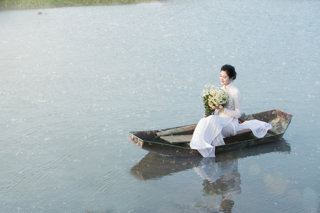 thieu nu dep nhu tranh ve khoe sac ben bon mua hoa hinh anh 19