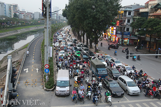 ảnh: duong lang noi rong van tac, lan cho nguoi di bo vang tanh hinh anh 1