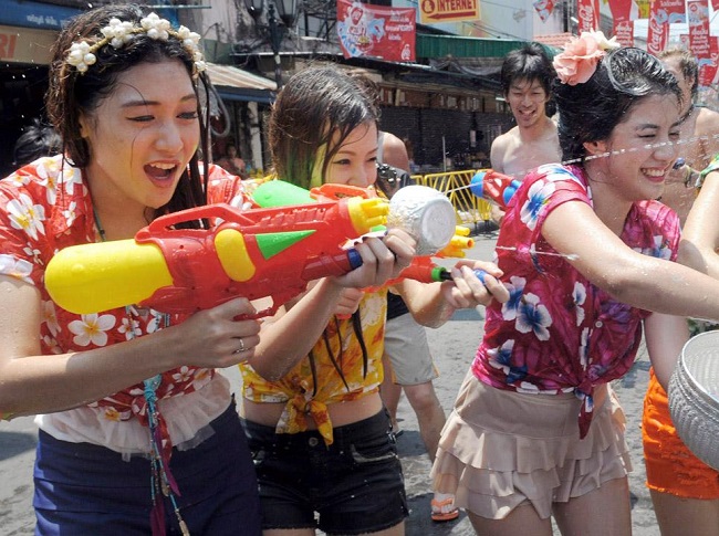 nguoi ta mac gi toi le songkran khi phot lo lenh cam ho? hinh anh 16