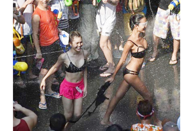 nguoi ta mac gi toi le songkran khi phot lo lenh cam ho? hinh anh 6