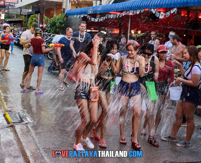 nguoi ta mac gi toi le songkran khi phot lo lenh cam ho? hinh anh 18