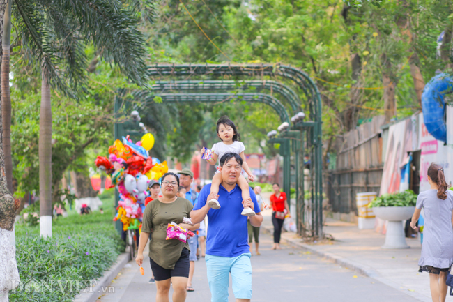 Khu vui chơi Hà Nội là nơi tuyệt vời để thư giãn và giải trí với gia đình và bạn bè. Hãy đến với hình ảnh này để cảm nhận không khí vui tươi và sôi động của khu vui chơi.