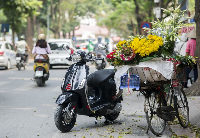 tuyet dep 2019 vespa sprint s den bong, honda sh mode ghen ti hinh anh 7