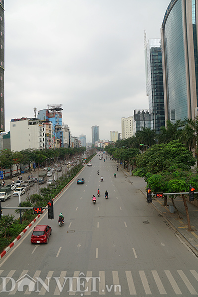 Đường Trần Duy Hưng hướng về trung tâm thành phố cũng rất vắng vẻ vào thời điểm 11h trưa 14.4.