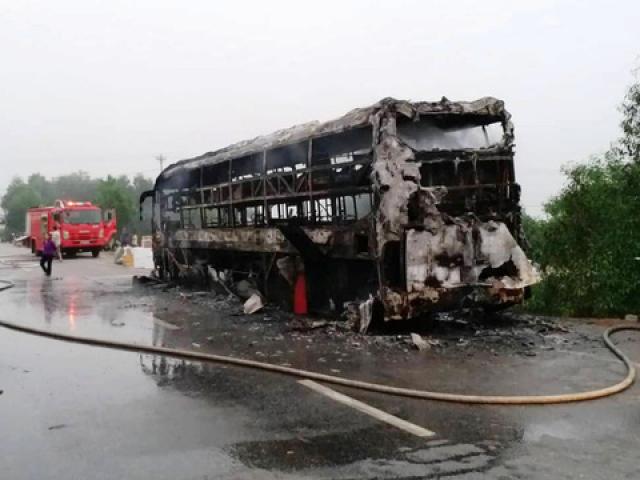 Xe khách bất ngờ bốc cháy dữ dội, 30 hành khách bỏ chạy tán loạn