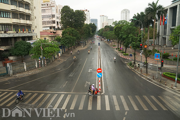 Ngã tư Huỳnh Thúc Kháng - Thái Hà nhìn từ cầu vượt Láng Hạ, gần như không có một bóng người, dù ngày thường, vào giờ cao điểm buổi sáng đây là tuyến đường rất đông đúc.