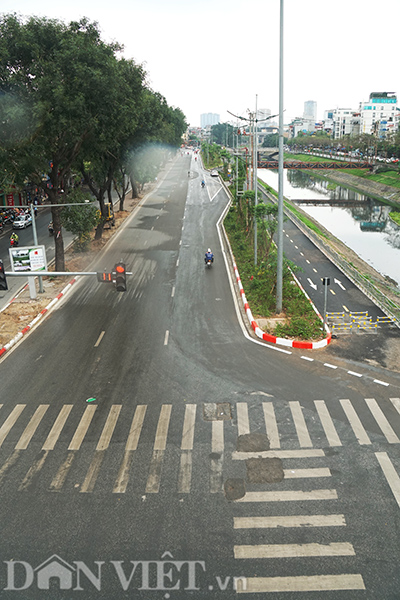 7h sáng, trời có mưa nhẹ, thời tiết mát mẻ, tuy nhiên, vẫn rất ít người dân đổ ra đường đi chơi lễ.