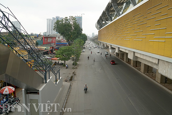 Tuyến đường huyết mạch Nguyễn Trãi - nối từ trung tâm ra ngoại thành theo hướng Tây Nam cũng vắng vẻ khác hẳn ngày thường.