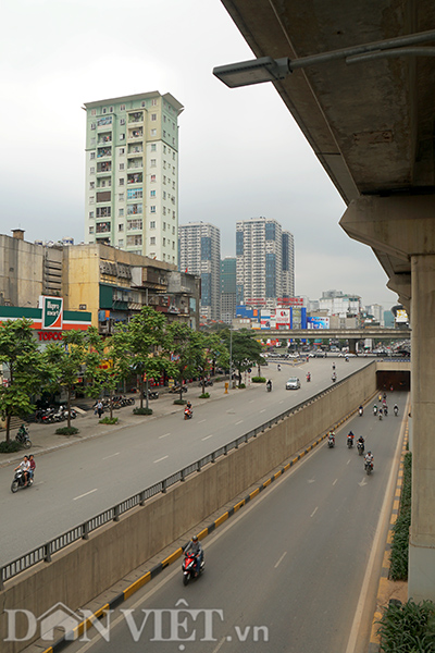 Nút giao bốn tầng tại ngã tư Khuất Duy Tiến - Nguyễn Xiển, góc nhìn từ cầu vượt trên đường Nguyễn Trãi. Có thể thấy rất ít các phương tiện di chuyển cả dưới hầm chui, ở mặt đường và trên vành đai 3.