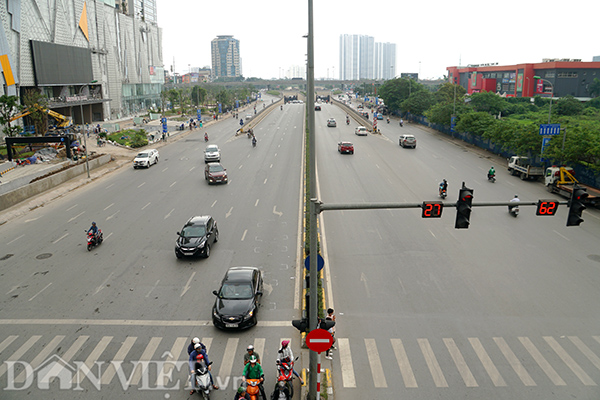 Ngã tư Big-C Thăng Long nhìn từ cầu vượt Hoàng Minh Giám, số phương tiện di chuyển có thể đếm trên đầu ngón tay.