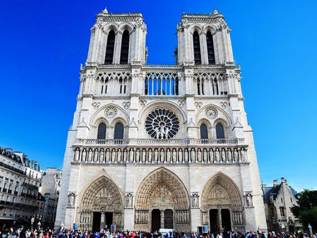 Ngắm lại Nhà thờ Đức Bà Paris, trái tim của nước Pháp trước khi chìm trong biển lửa