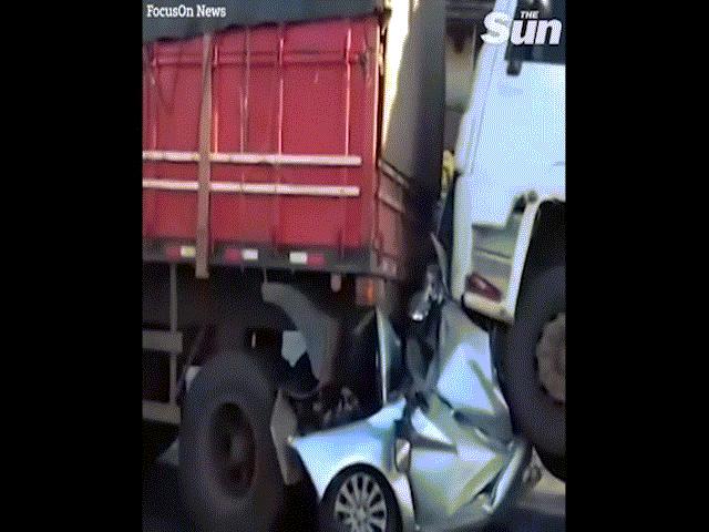 Video: Ô tô bẹp rúm kẹp giữa 2 xe tải sau tai nạn kinh hoàng và điều thần kỳ với tài xế
