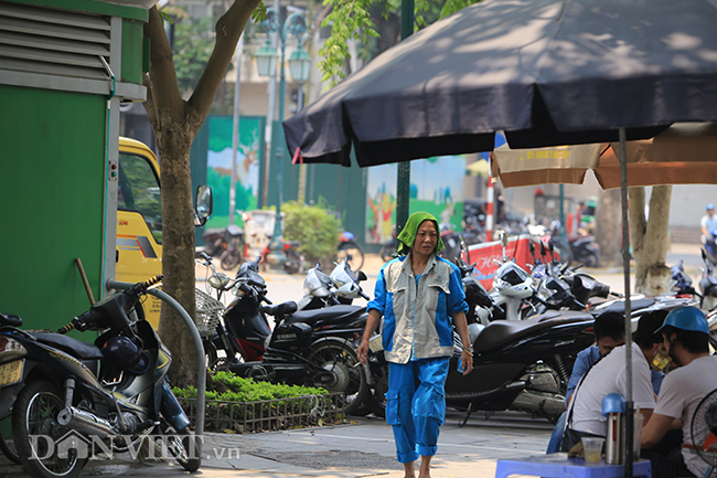 anh: nguoi ha noi vat va trong nang nong dot ngot gan 40 do c hinh anh 10