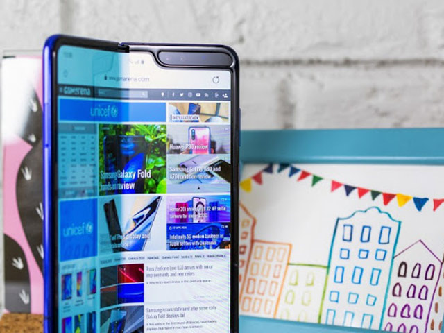 Xót xa nhìn Galaxy Fold quý giá bị tháo rời