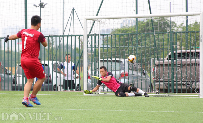 doi bong bao ntnn gianh cup vang sau loat sut penalty can nao hinh anh 2