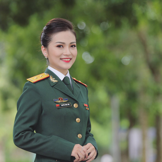 nhan sac xinh dep cua nu mc ly hon vi phat hien chong la nguoi dong tinh hinh anh 4