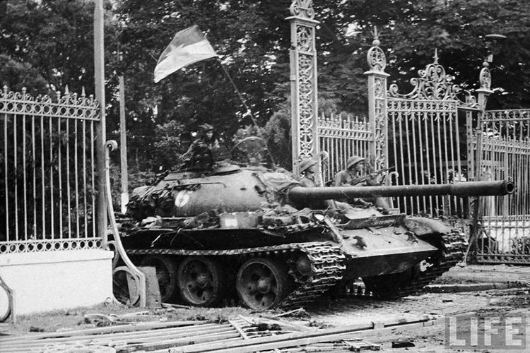 Tường tận xe tăng húc đổ cổng Dinh Độc Lập vào ngày 30.4.1975