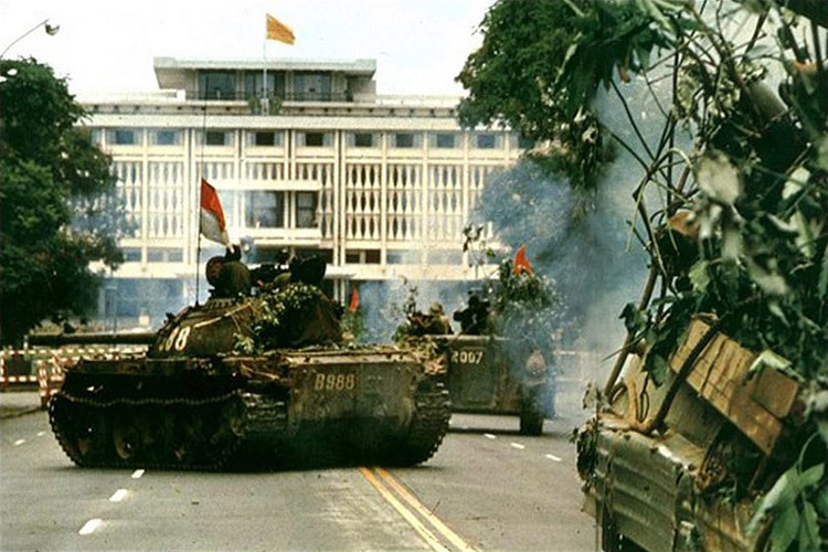Xe tăng húc cổng Dinh Độc Lập: Hình ảnh xe tăng húc cổng Dinh Độc Lập chắc chắn sẽ khiến bạn cảm thấy tự hào về lịch sử Việt Nam và sức mạnh phi thường của dân tộc trong cuộc đấu tranh cho độc lập.