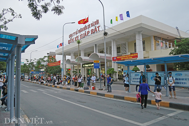 anh: ben xe tap nap, sinh vien om chan bong ve que nghi le 30.4 hinh anh 1