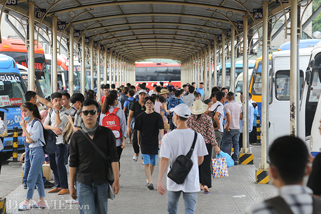 anh: ben xe tap nap, sinh vien om chan bong ve que nghi le 30.4 hinh anh 13