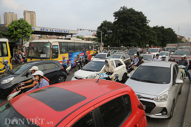 anh: ben xe tap nap, sinh vien om chan bong ve que nghi le 30.4 hinh anh 14